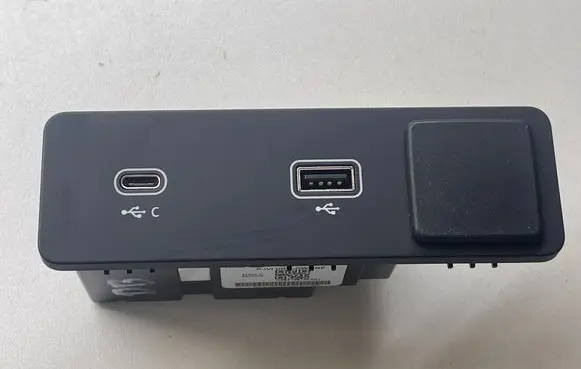 Land Rover Range Rover Evoque L551 USB socket connector L8B219E110CD