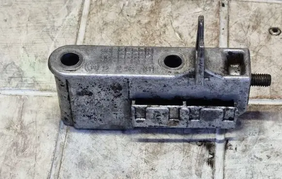 BMW 5 E39 Fuel pump bracket 2246191