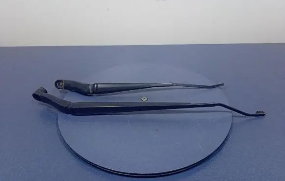 Front wiper blade arm