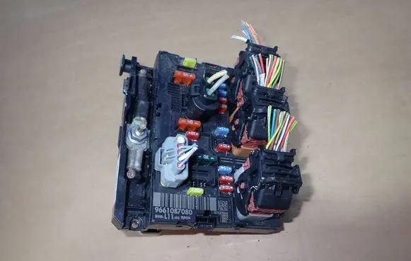 Citroen C4 I Picasso Fuse module 9661087080 S11375636