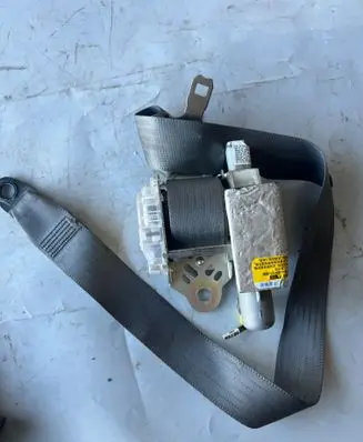 Toyota Prius (NHW20) Front seatbelt 7L7220P 043121