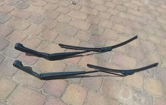 Land Rover Discovery Sport Front wiper blade arm