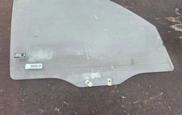Mitsubishi Pajero Front door window glass four-door MR436974
