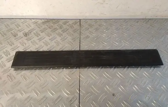 Mercedes-Benz GL X164 Front sill trim cover A1646800435