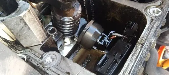 Volkswagen Golf V Fuel injector 038130073AG