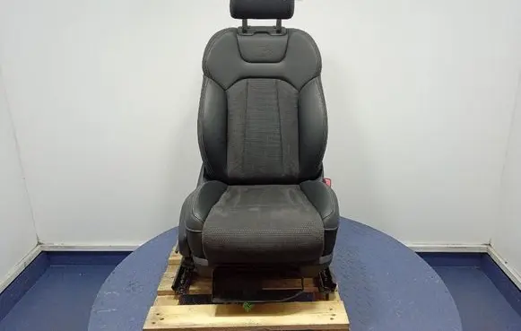 Audi Q7 4L Front passenger seat