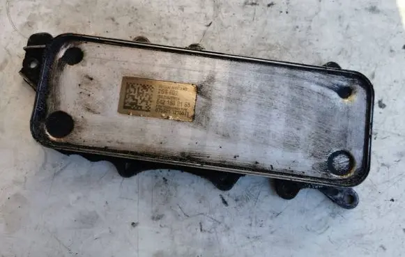 Mercedes-Benz CLK A209 C209 Engine oil radiator A6421800165 203002 6421800165