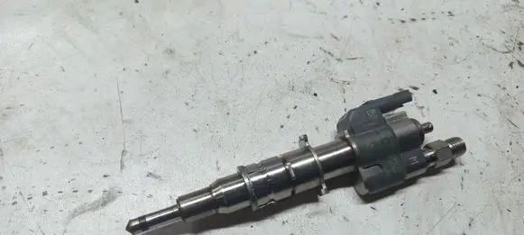 BMW 3 E90 E91 Fuel injector 7589048