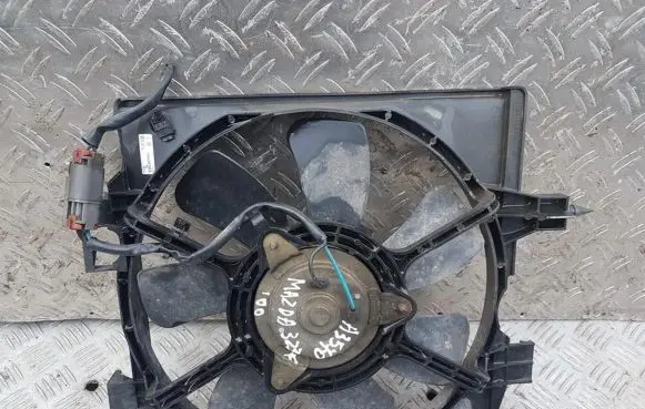 Radiator cooling fan shroud