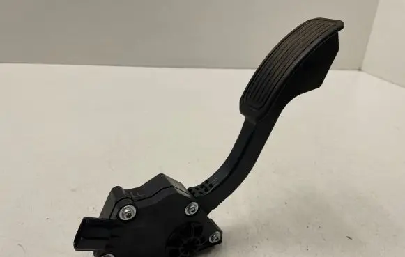 Toyota RAV 4 (XA30) Accelerator throttle pedal 7811042010 1988007270 12J10C00286