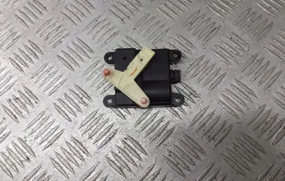 Nissan Primera A/C air flow flap actuator/motor 3T050-30820