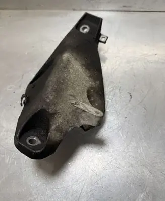 BMW 5 E60 E61 Engine mounting bracket 6772679