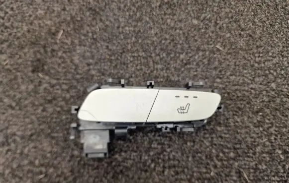 Mercedes-Benz C W205 Seat heating switch A2139057502