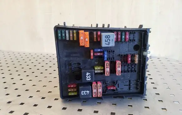 Volkswagen Touran I Fuse module 1K0937124H