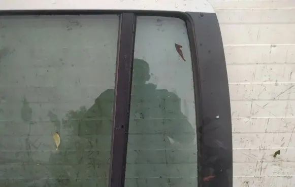 Rear vent window glass