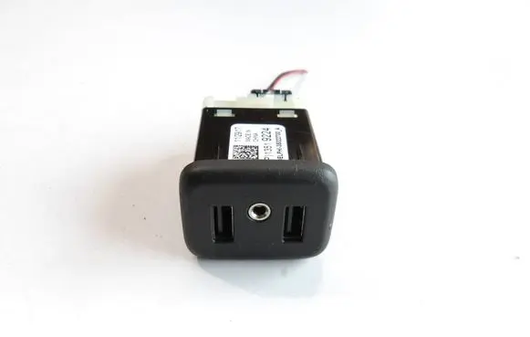 Opel Mokka B USB socket connector 13519224 35022700A