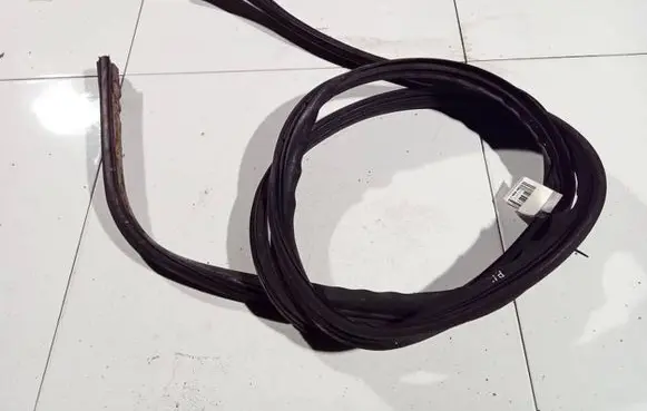 Iveco Daily 40.8 Rubber seal front coupe door 