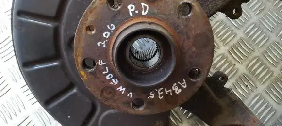 Volkswagen Golf V Front wheel hub