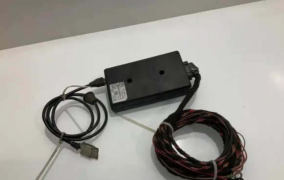 Mercedes-Benz E W211 iPod connector socket B67824252 SW2006 HW1706