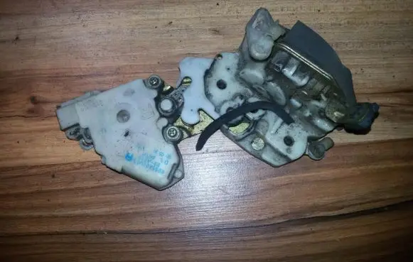 Nissan Primera Front door lock 8055201U60 89-A519
