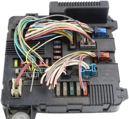 Renault Scenic II - Grand scenic II Fuse module 8200306033A S118399300J