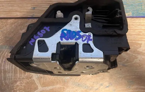 BMW X1 E84 Rear door lock 053702