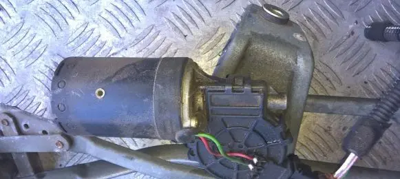 Peugeot 206 Wiper motor 0390241375