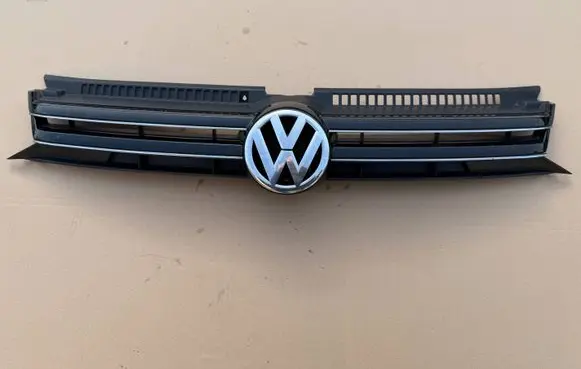 Volkswagen Golf Plus Front bumper upper radiator grill 5M0853653K