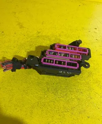Audi A4 S4 B8 8K Relay mounting block RZ5R7P1K11