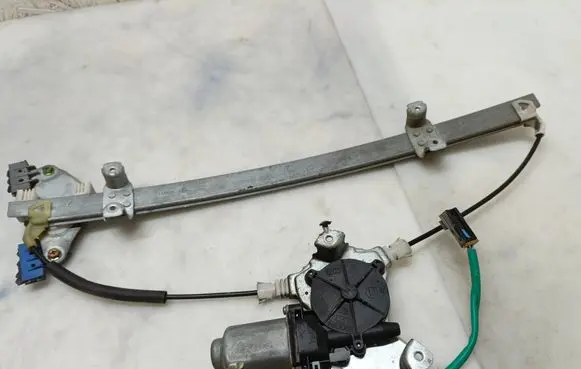 Nissan Almera N16 Front door electric window regulator 400600T5