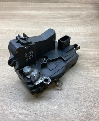 Opel Vectra C Front door lock 13201311 LEFTSIDE