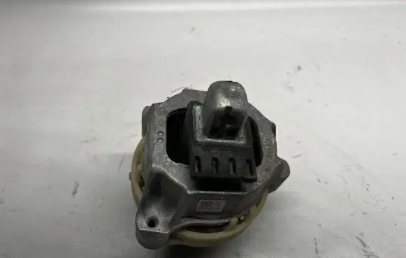 BMW 5 G30 G31 Engine mount bracket 6860491