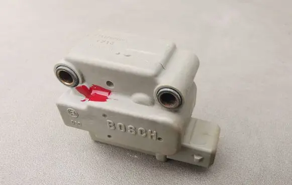 Audi 100 S4 C4 Fuel pressure regulator 2437020005