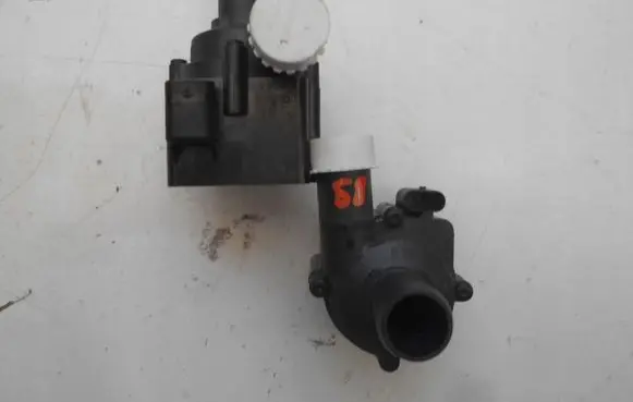 Audi A4 S4 B8 8K Coolant heater control valve 06H121601M