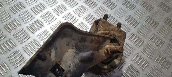 Mazda 323 Engine mount bracket