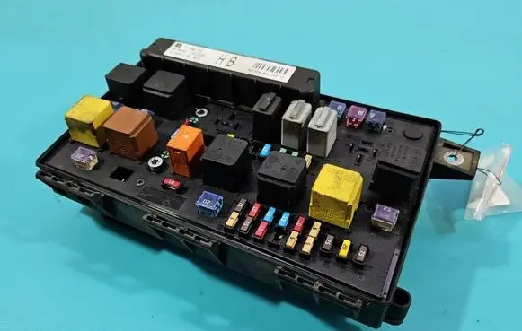 Opel Zafira B Fuse box set 13206754 IMPRK1519341