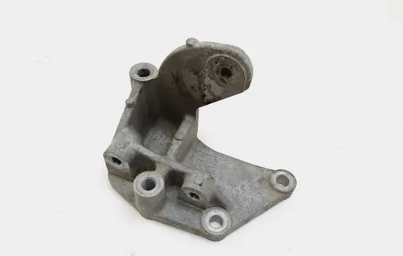 Suzuki Swift II Engine mounting bracket