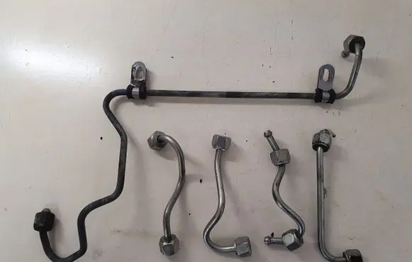 Fuel injector supply line/pipe