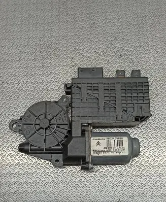 Citroen C4 I Picasso Front door window regulator motor 9682495680 400965E
