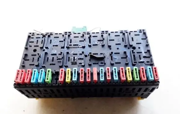 Volkswagen Golf III Fuse box set 357937039
