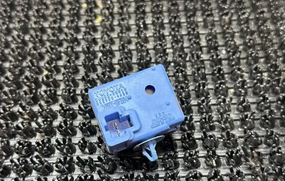Toyota Prius (XW50) Horn buzzer relay 8665250010 0689004430