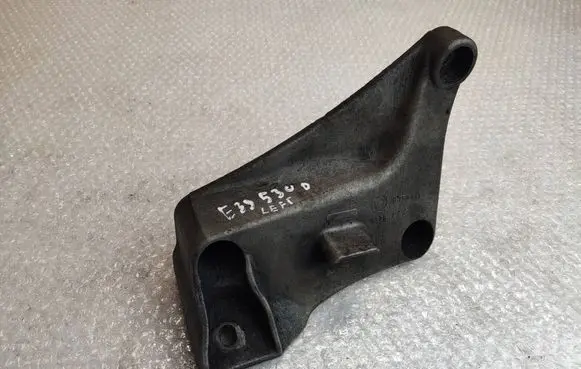 Engine mounting bracket