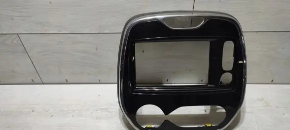 Renault Captur Radio/GPS head unit trim 682700795R