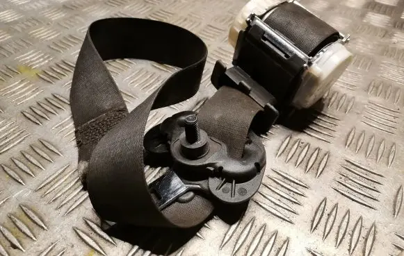 BMW 1 E81 E87 Front seatbelt 9138246