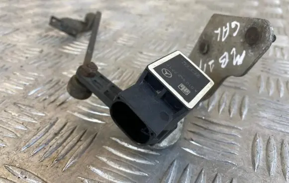 Mercedes-Benz E W211 Air suspension front height level sensor A0105427717