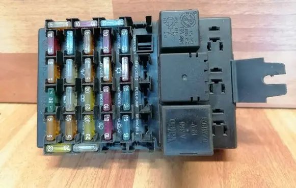 Alfa Romeo 166 Fuse module 67711971 60619912 SDCB883