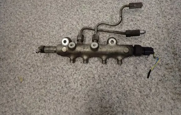 Mazda 6 Fuel injector supply line/pipe 
