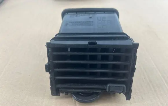 Nissan Leaf I (ZE0) Dash center air vent grill 687513NL0A