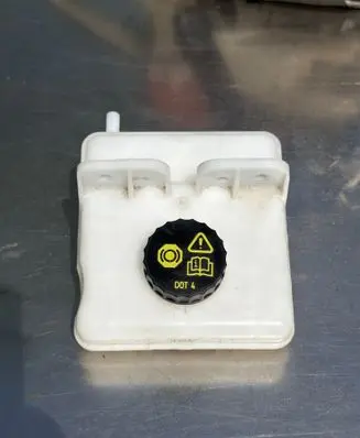 Renault Zoe Brake fluid reservoir 0204850986