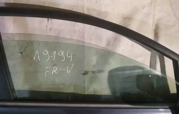 Honda FR-V Front door window glass four-door